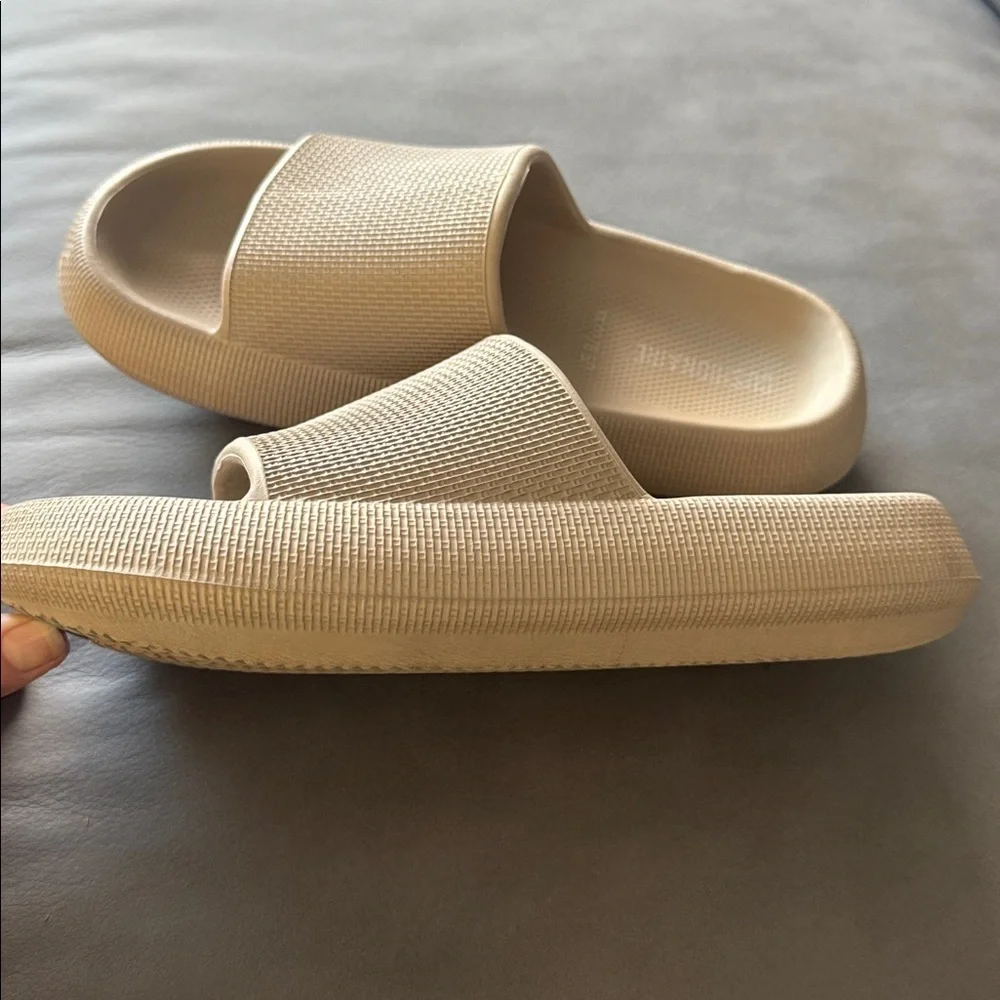 Cushionaire Feather Cloud tan slide sandal. Thick foam. Waterproof. Size 38 (8).
